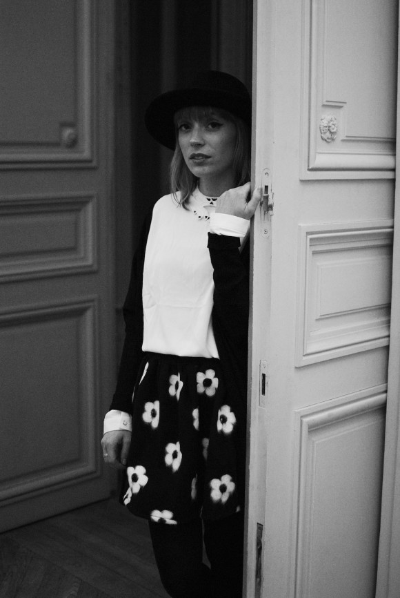 look noir et blanc jupe à fleur et blouse détails main