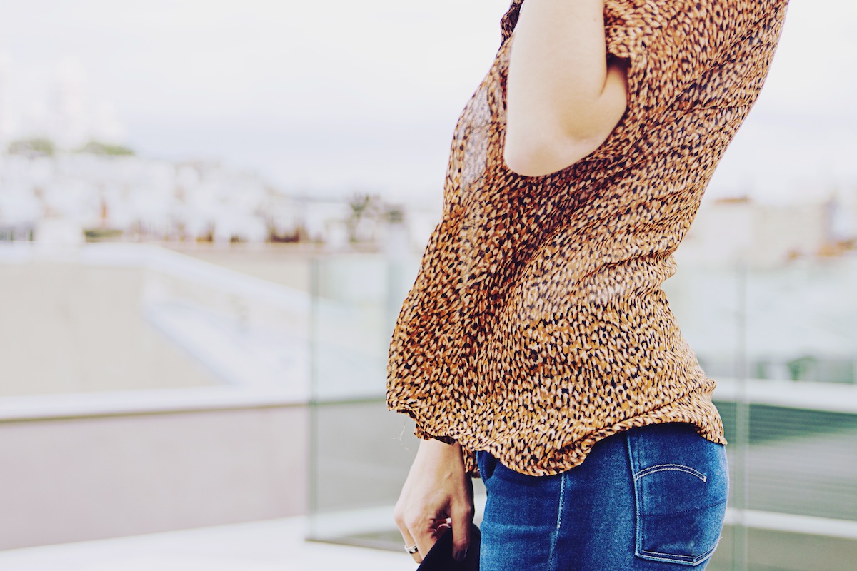 Blog mode paris Look chemise léopard et teeshirt blanc