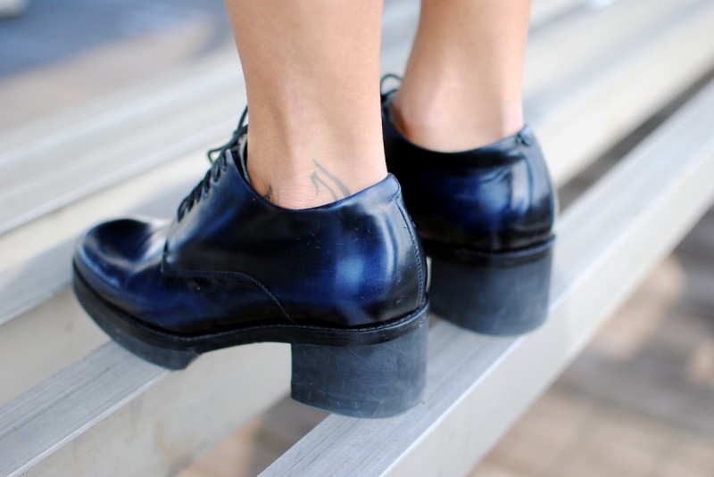 chaussure en cuir reflet bleu cos