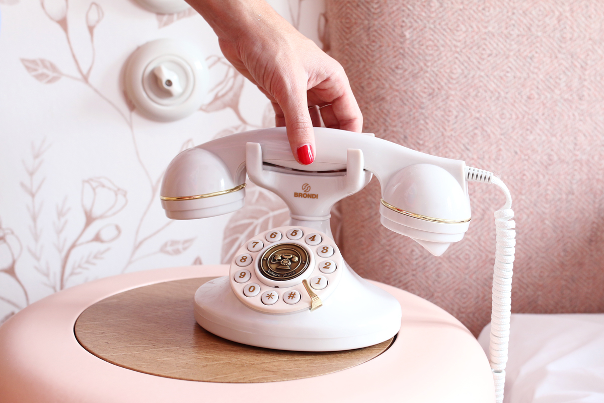 hotel lapin blanc telephone vintage