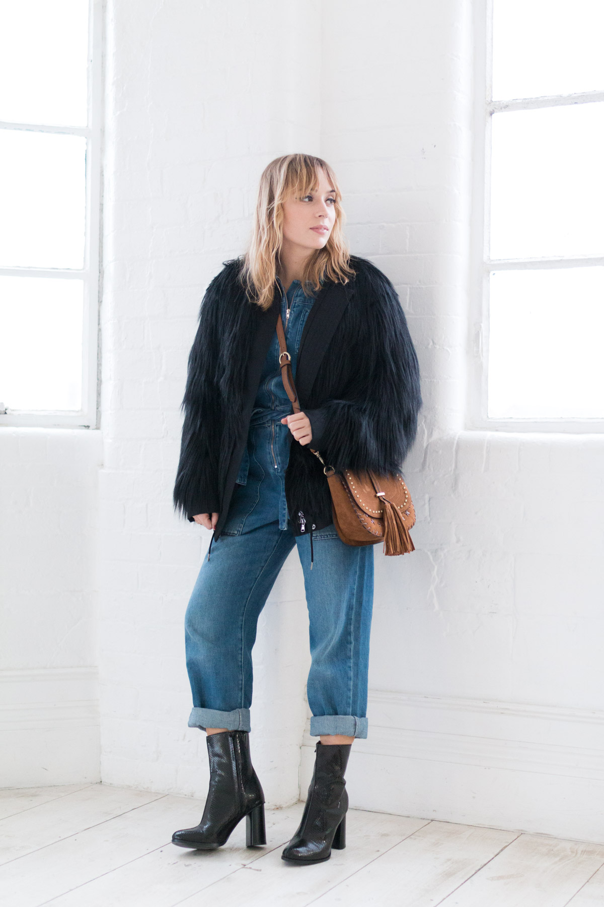 Combinaison en jean et manteau fausse fourrure I Sp4nkblog