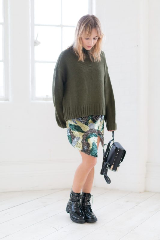 Tendance militaire jupe sequin et pull oversize kaki I Sp4nkblog-7