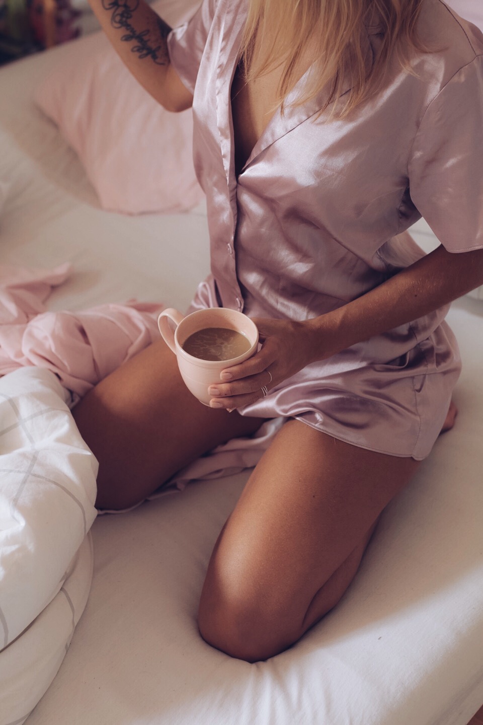  pyjama-rose-en-satin-et-tasse-de-cafe