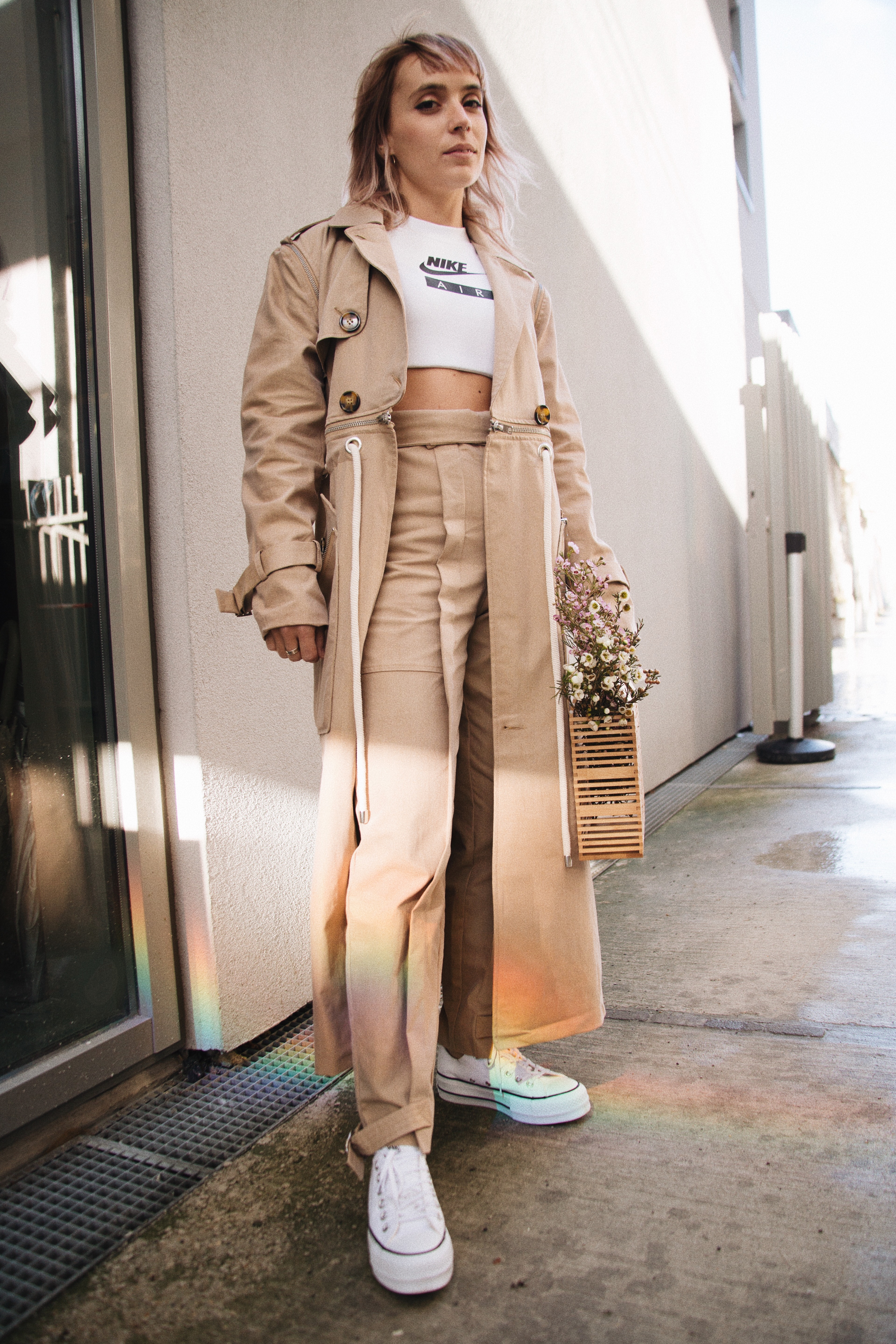 trench beige et converse compensee
