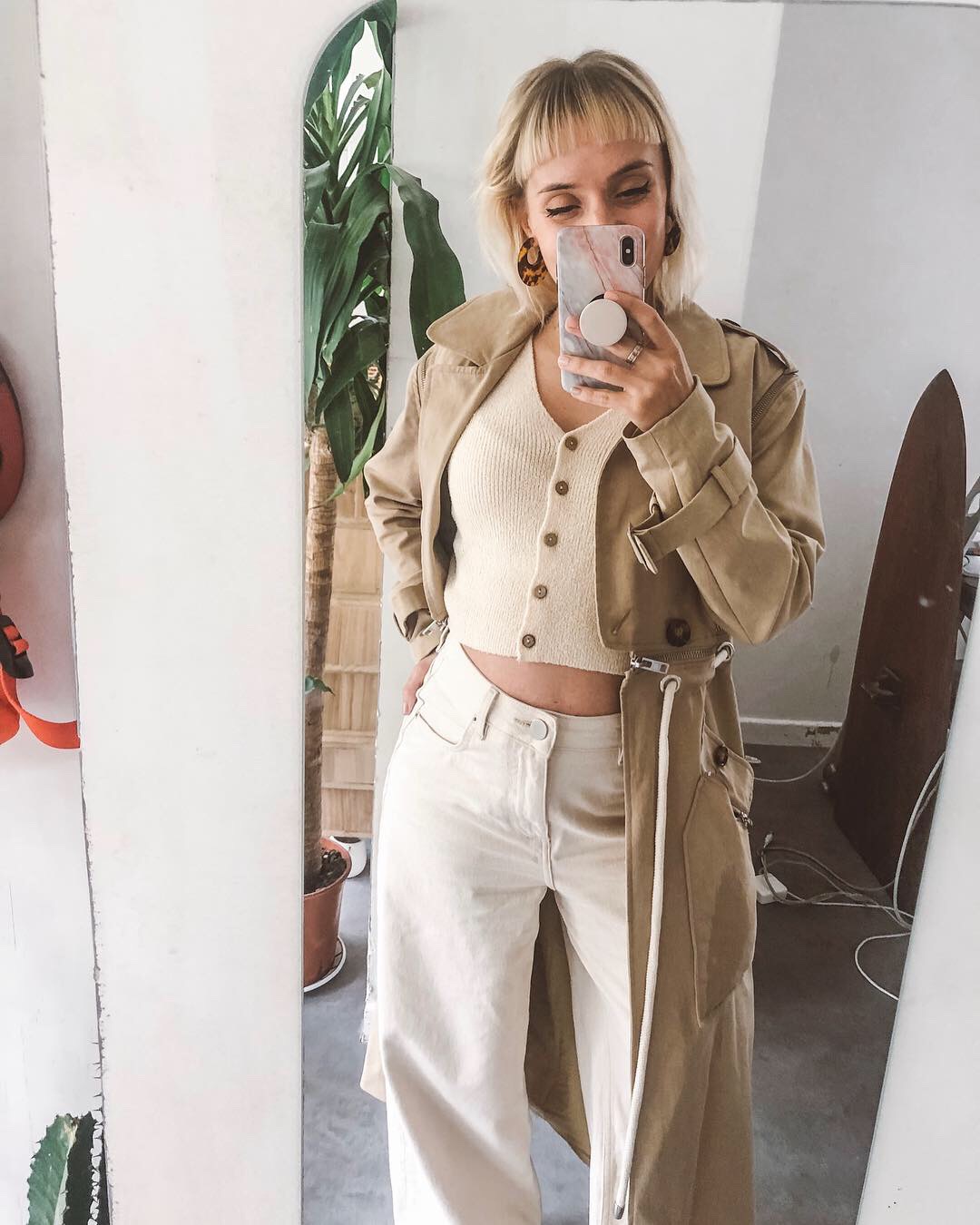 Neutral tone pregnant outfit